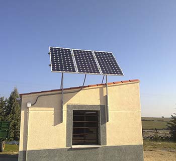 pequeña vivienda con placa solar